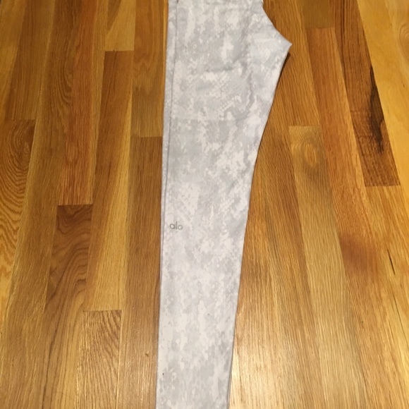 ALO Yoga Airbrush Leggings in Python White/Silver - Picture 3 of 5